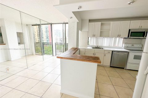 Condo in Sunny Isles Beach, Florida, 2 bedrooms  № 1319025 - photo 1