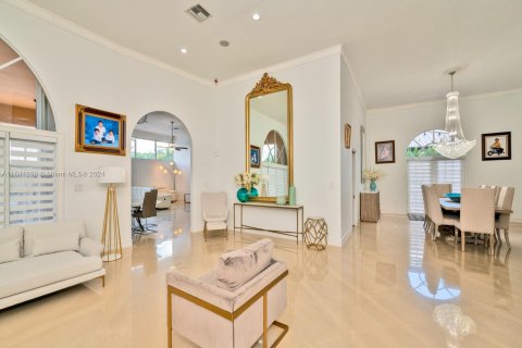 House in Miami, Florida 5 bedrooms, 408.03 sq.m. № 1329124 - photo 11