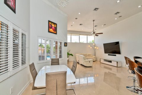 House in Miami, Florida 5 bedrooms, 408.03 sq.m. № 1329124 - photo 14