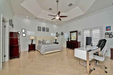 House in Miami, Florida 5 bedrooms, 408.03 sq.m. № 1329124 - photo 17