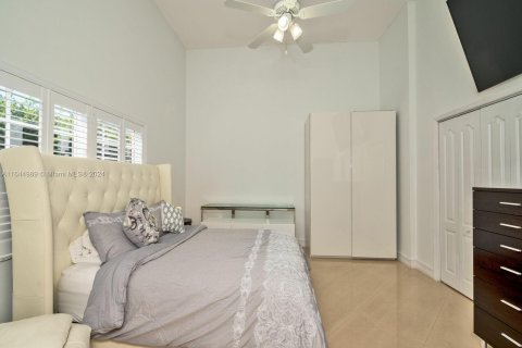 House in Miami, Florida 5 bedrooms, 408.03 sq.m. № 1329124 - photo 21