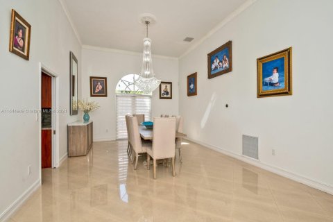 House in Miami, Florida 5 bedrooms, 408.03 sq.m. № 1329124 - photo 13