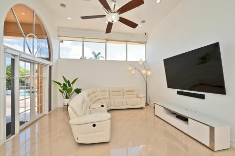 House in Miami, Florida 5 bedrooms, 408.03 sq.m. № 1329124 - photo 10