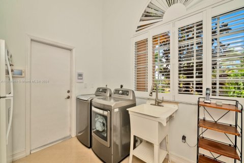 Casa en venta en Miami, Florida, 5 dormitorios, 408.03 m2 № 1329124 - foto 26