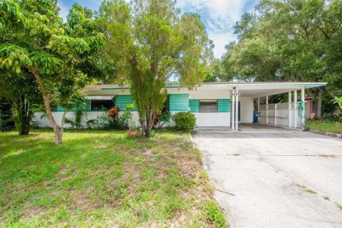 House in Saint Petersburg, Florida 4 bedrooms, 169.27 sq.m. № 1303559 - photo 1