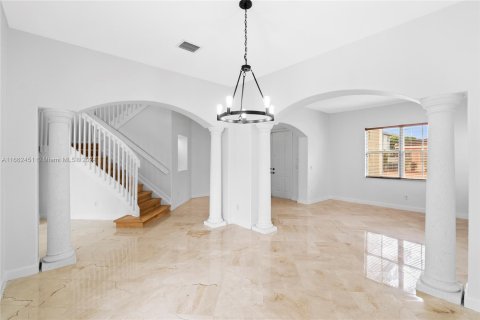 Villa ou maison à vendre à Hialeah, Floride: 4 chambres № 1370452 - photo 8