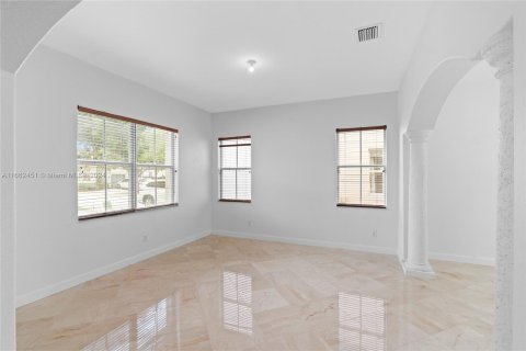 Villa ou maison à vendre à Hialeah, Floride: 4 chambres № 1370452 - photo 5