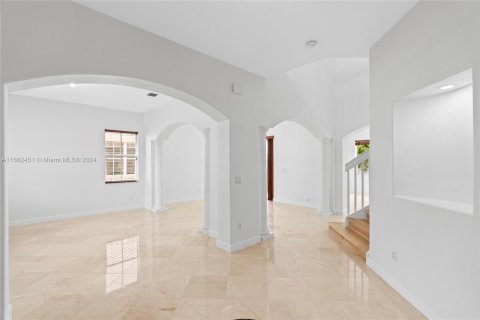 Villa ou maison à vendre à Hialeah, Floride: 4 chambres № 1370452 - photo 4