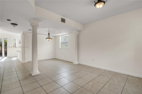 Townhouse in Miami, Florida 4 bedrooms, 199.93 sq.m. № 1325673 - photo 18