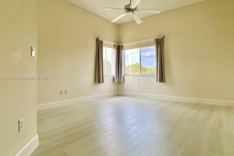 Condo in Tamarac, Florida, 2 bedrooms  № 1319347 - photo 13