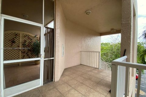 Condo in Tamarac, Florida, 2 bedrooms  № 1319347 - photo 24