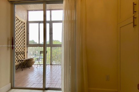 Condo in Tamarac, Florida, 2 bedrooms  № 1319347 - photo 19