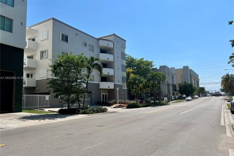 Condo in Miami, Florida, 2 bedrooms  № 1320989 - photo 1