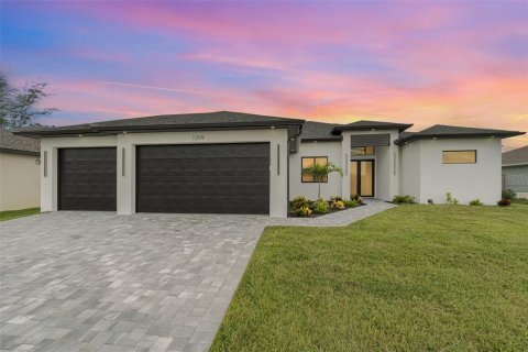 House in Cape Coral, Florida 4 bedrooms, 194.91 sq.m. № 1313506 - photo 1