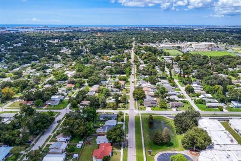 House in Gulfport, Florida 3 bedrooms, 137.4 sq.m. № 1353097 - photo 17