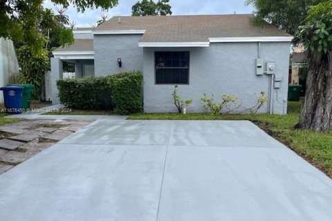 House in Miramar, Florida 2 bedrooms, 97.73 sq.m. № 1401422 - photo 1