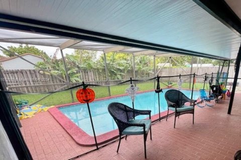 Casa en venta en Miami, Florida, 5 dormitorios, 140.1 m2 № 1401309 - foto 19