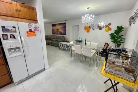 Casa en venta en Miami, Florida, 5 dormitorios, 140.1 m2 № 1401309 - foto 6