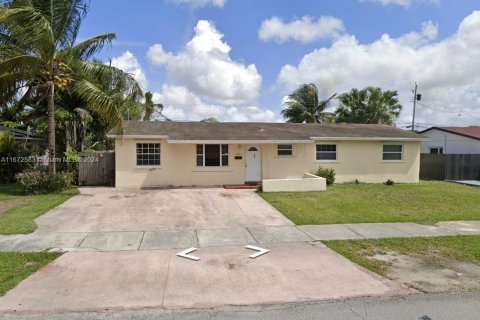 Casa en venta en Miami, Florida, 5 dormitorios, 140.1 m2 № 1401309 - foto 1