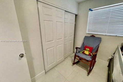 Casa en venta en Miami, Florida, 5 dormitorios, 140.1 m2 № 1401309 - foto 14