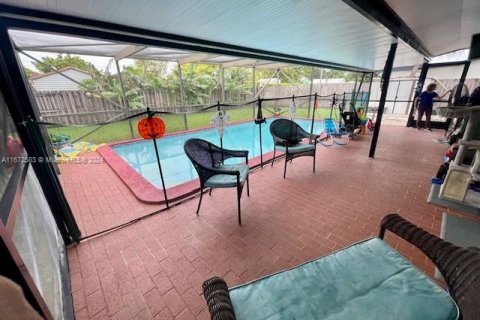 Casa en venta en Miami, Florida, 5 dormitorios, 140.1 m2 № 1401309 - foto 20