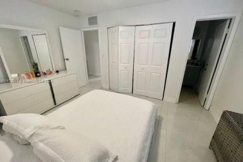 Casa en venta en Miami, Florida, 5 dormitorios, 140.1 m2 № 1401309 - foto 8