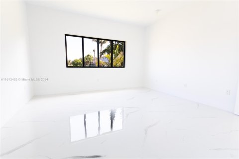 House in Miami, Florida 4 bedrooms, 185.8 sq.m. № 1235544 - photo 7