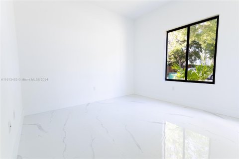 House in Miami, Florida 4 bedrooms, 185.8 sq.m. № 1235544 - photo 15