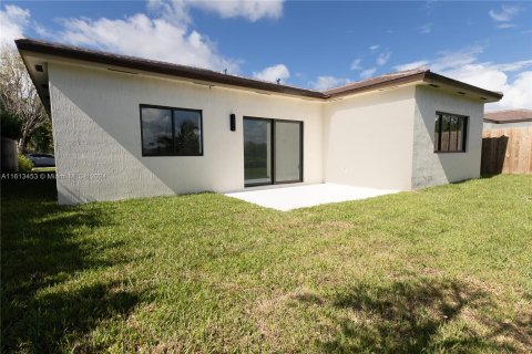 House in Miami, Florida 4 bedrooms, 185.8 sq.m. № 1235544 - photo 23