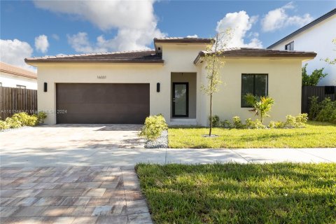 House in Miami, Florida 4 bedrooms, 185.8 sq.m. № 1235544 - photo 1