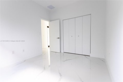 House in Miami, Florida 4 bedrooms, 185.8 sq.m. № 1235544 - photo 12