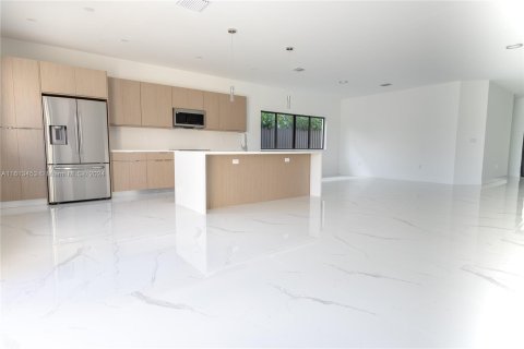 House in Miami, Florida 4 bedrooms, 185.8 sq.m. № 1235544 - photo 4