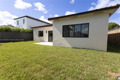 House in Miami, Florida 4 bedrooms, 185.8 sq.m. № 1235544 - photo 26