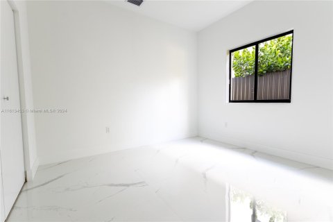 House in Miami, Florida 4 bedrooms, 185.8 sq.m. № 1235544 - photo 11