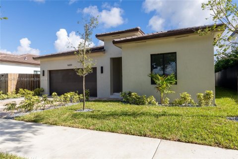 House in Miami, Florida 4 bedrooms, 185.8 sq.m. № 1235544 - photo 2