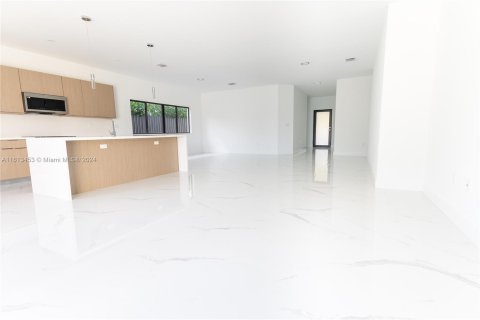 House in Miami, Florida 4 bedrooms, 185.8 sq.m. № 1235544 - photo 5