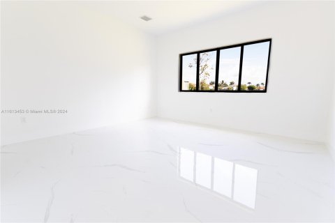 House in Miami, Florida 4 bedrooms, 185.8 sq.m. № 1235544 - photo 6