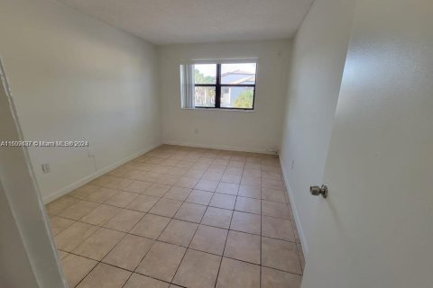 Condominio en venta en Hialeah, Florida, 2 dormitorios, 78.78 m2 № 1232731 - foto 11