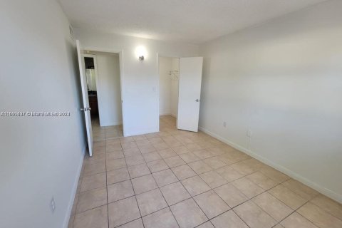 Condo in Hialeah, Florida, 2 bedrooms  № 1232731 - photo 6