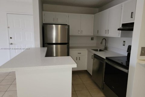 Condo in Hialeah, Florida, 2 bedrooms  № 1232731 - photo 17