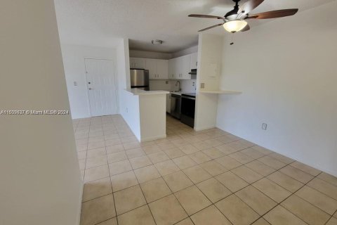 Condo in Hialeah, Florida, 2 bedrooms  № 1232731 - photo 12