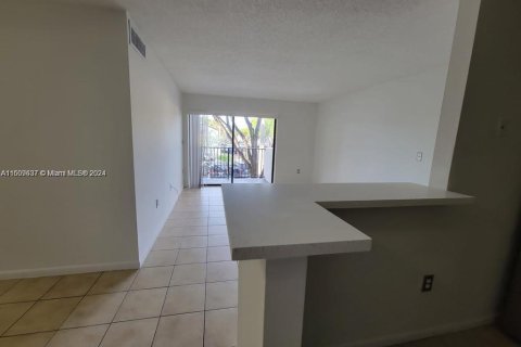 Condominio en venta en Hialeah, Florida, 2 dormitorios, 78.78 m2 № 1232731 - foto 2