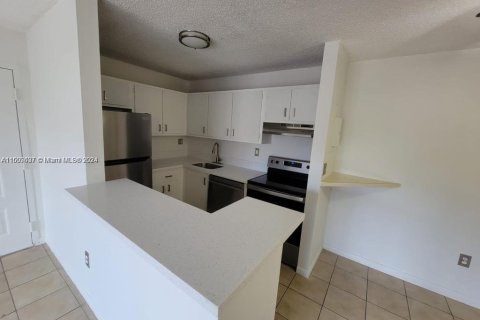 Condo in Hialeah, Florida, 2 bedrooms  № 1232731 - photo 1