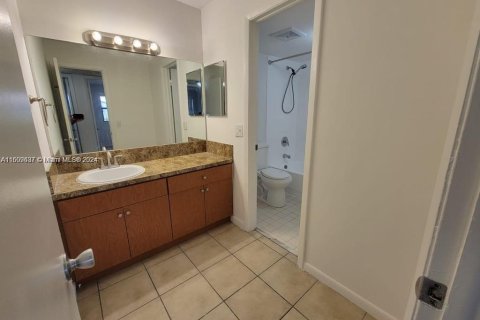 Condo in Hialeah, Florida, 2 bedrooms  № 1232731 - photo 8