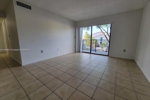 Condo in Hialeah, Florida, 2 bedrooms  № 1232731 - photo 5