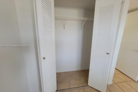 Condo in Hialeah, Florida, 2 bedrooms  № 1232731 - photo 18