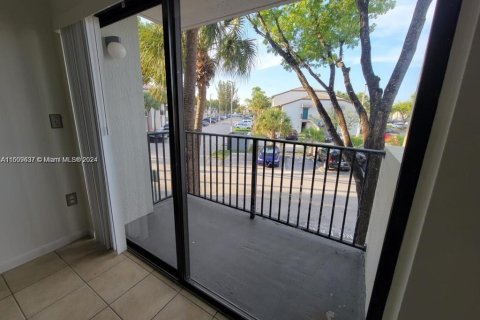 Condo in Hialeah, Florida, 2 bedrooms  № 1232731 - photo 13