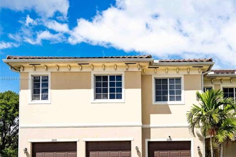 Townhouse in Miramar, Florida 2 bedrooms, 114.55 sq.m. № 1356773 - photo 1