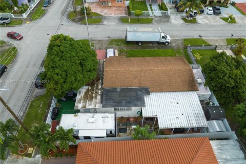 House in Hialeah, Florida 4 bedrooms, 120.77 sq.m. № 739796 - photo 15