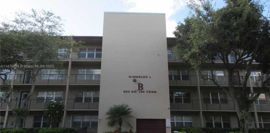 Condominio en Pembroke Pines, Florida, 2 dormitorios  № 804663
